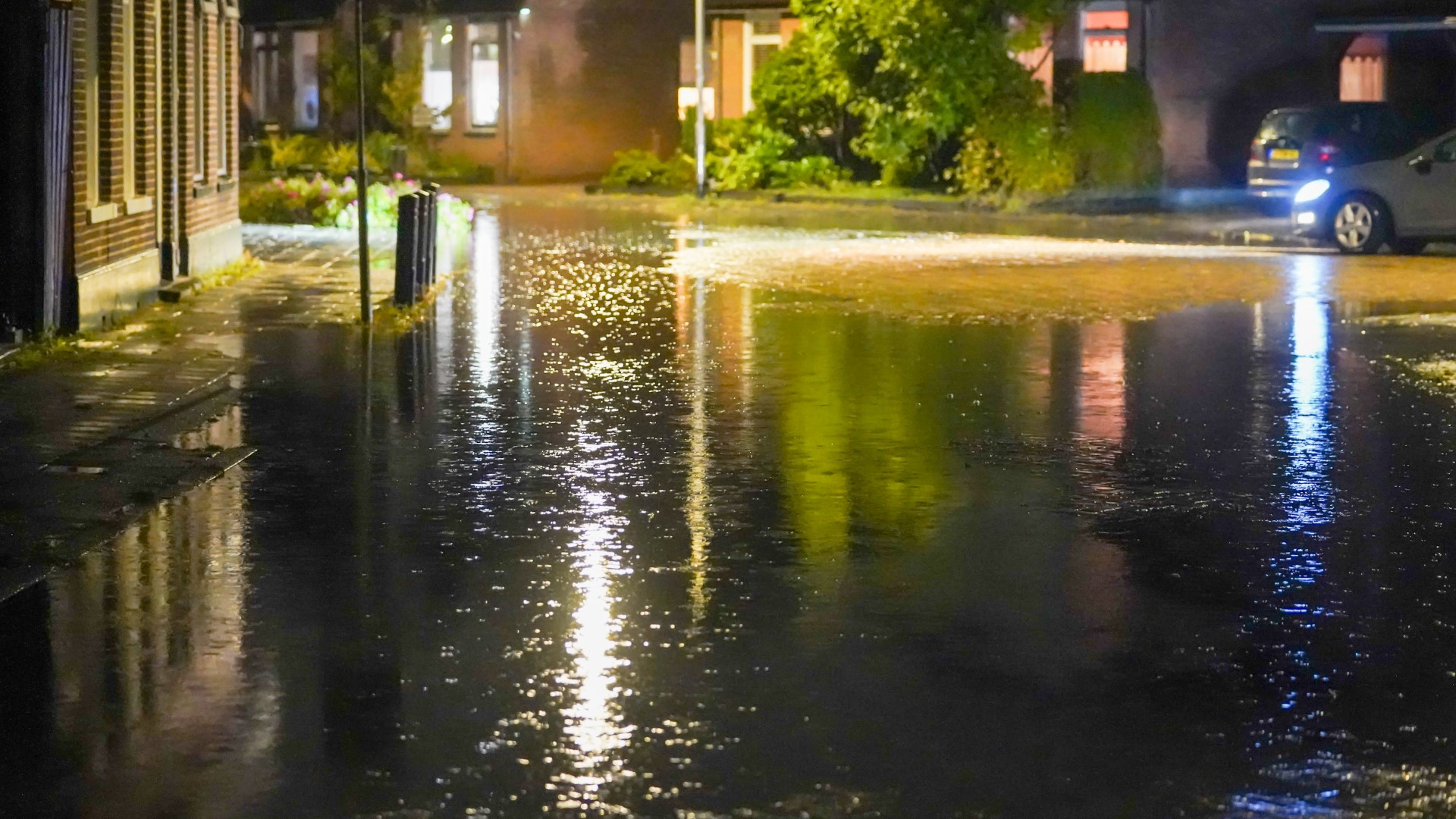 Straten staan blank door hevige regenval