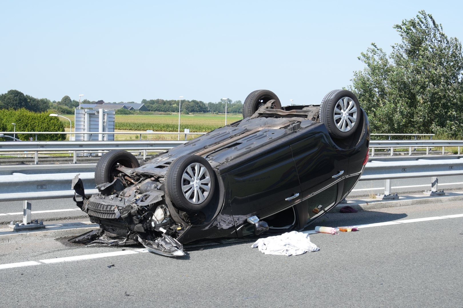 Auto slaat over de kop, bestuurster met spoed naar ziekenhuis