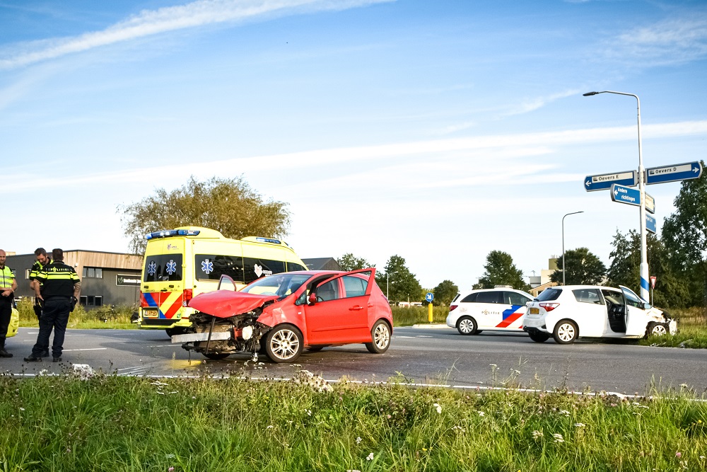 Twee gewonden na botsing op kruising