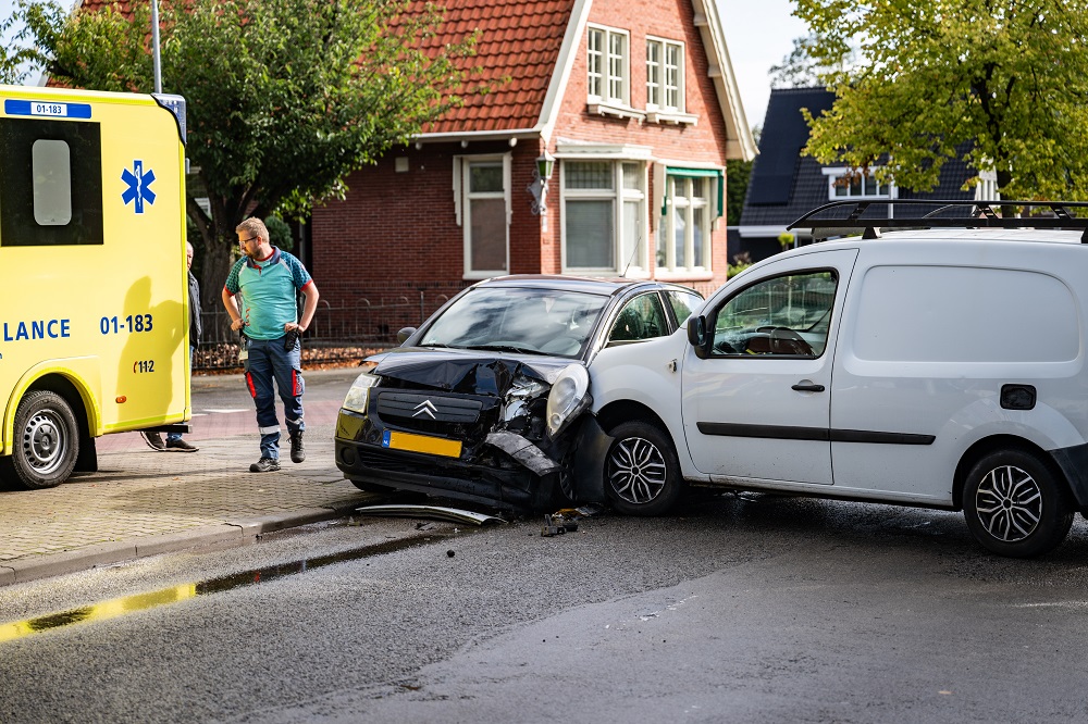 Veel schade na ongeval tussen twee auto’s