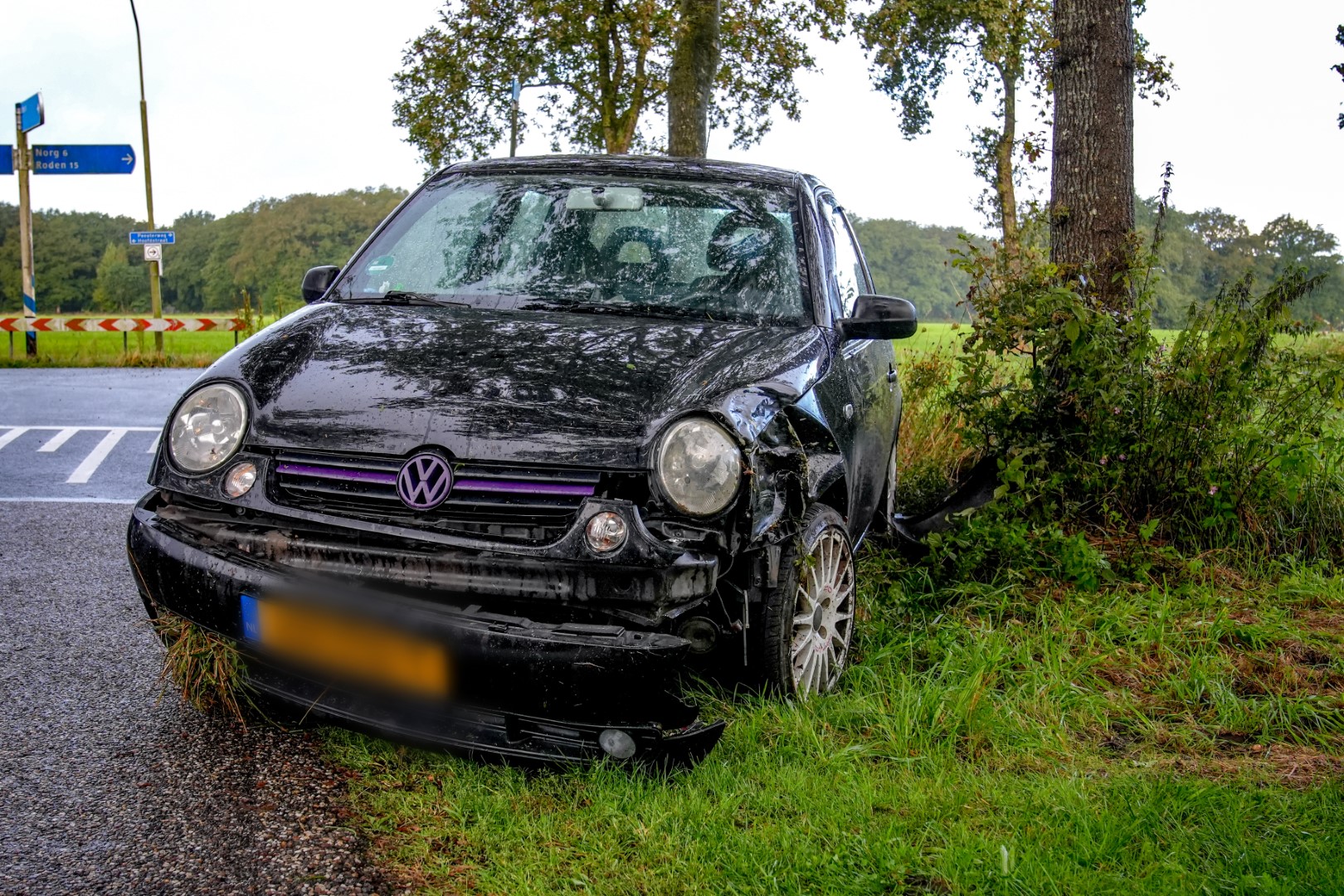 Automobiliste botst tegen boom bij Zeijen: lichtgewond