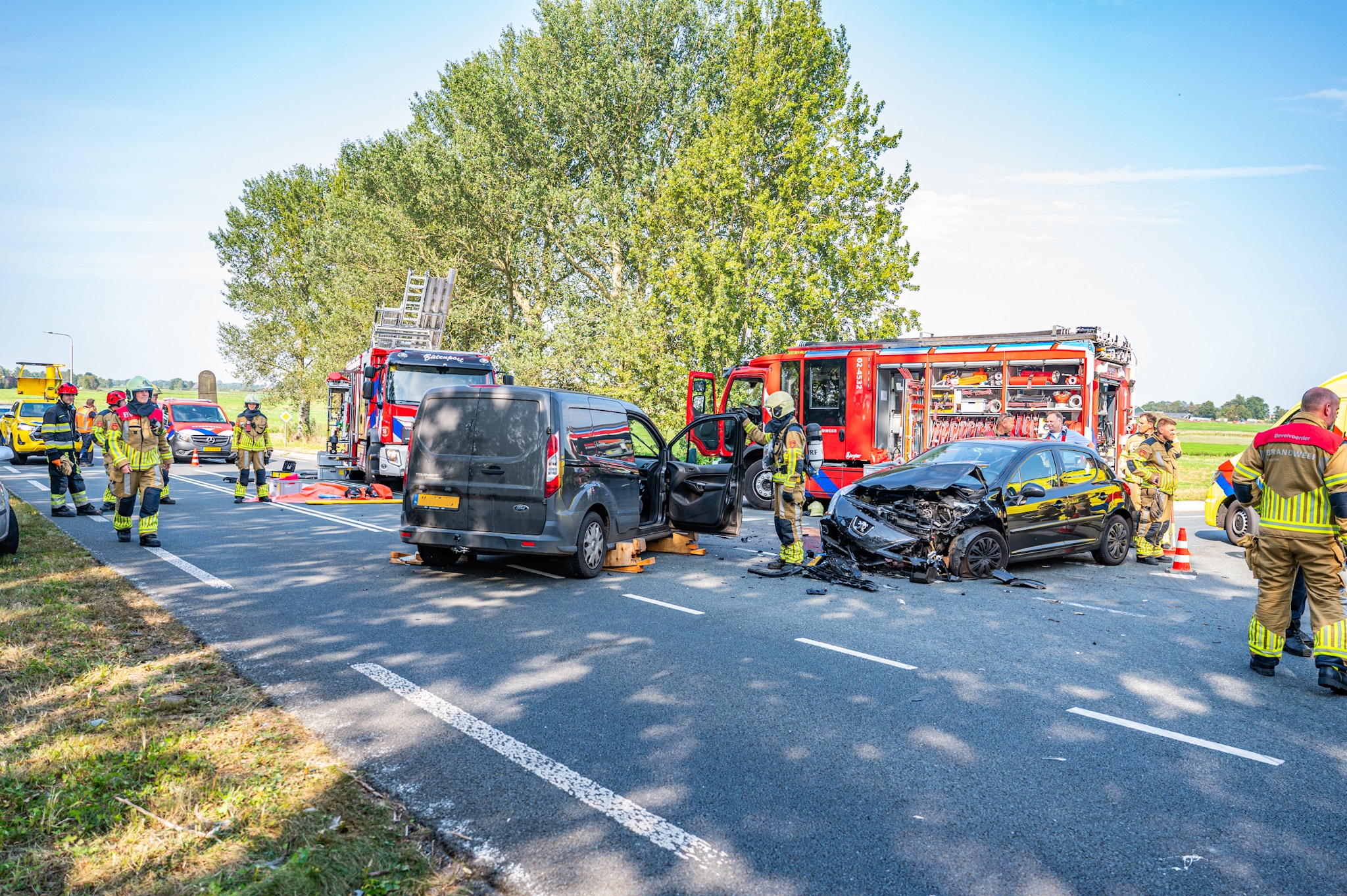 Bestuurder bekneld na frontale aanrijding, trauma helikopter geland