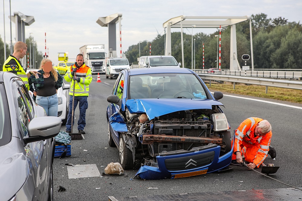 Kop-staart botsing in file zorgt voor veel schade