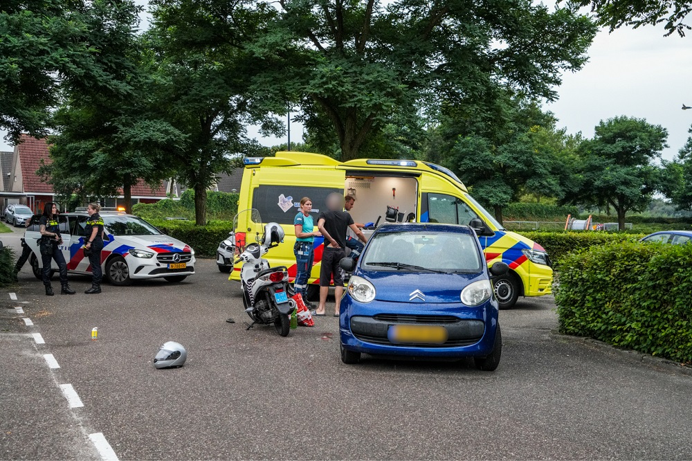 Vrouw valt van scooter na botsing met auto en raakt gewond