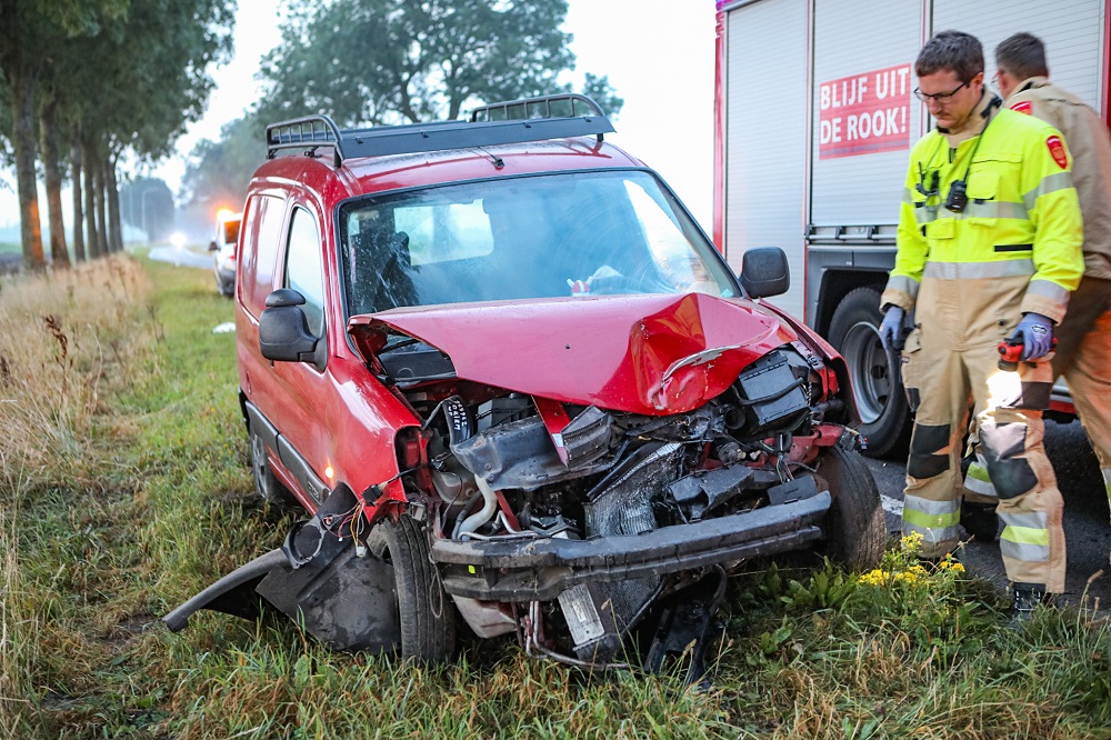 Automobilist gewond na botsing tegen boom