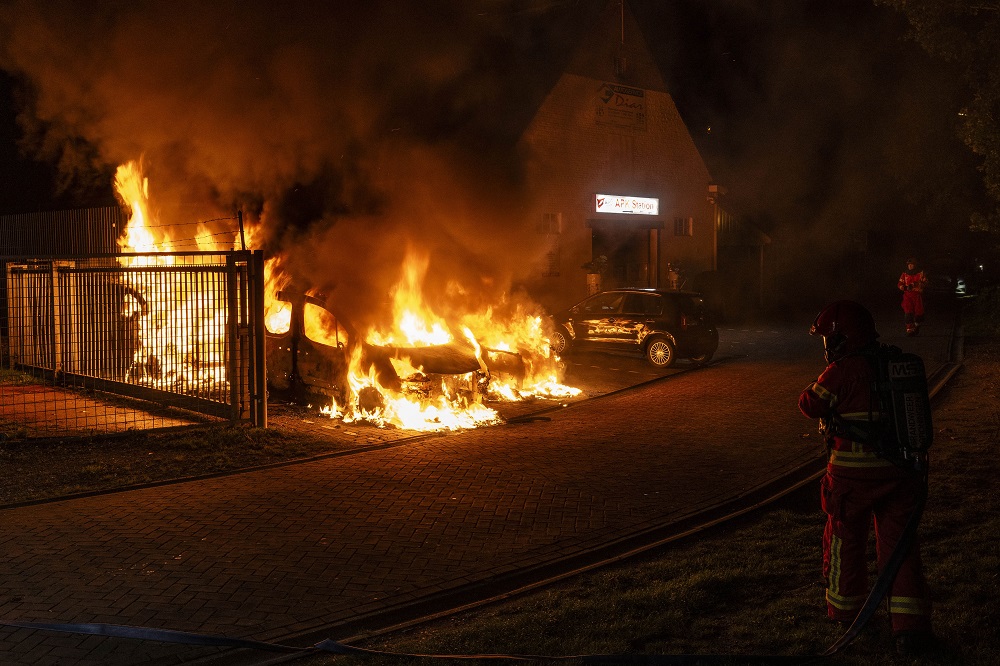 Zes auto’s door brand beschadigd, politie onderzoekt oorzaak