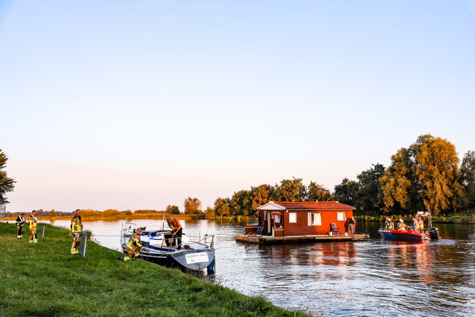 Woonboot verplaatsen gaat mis: boot belandt midden op kanaal