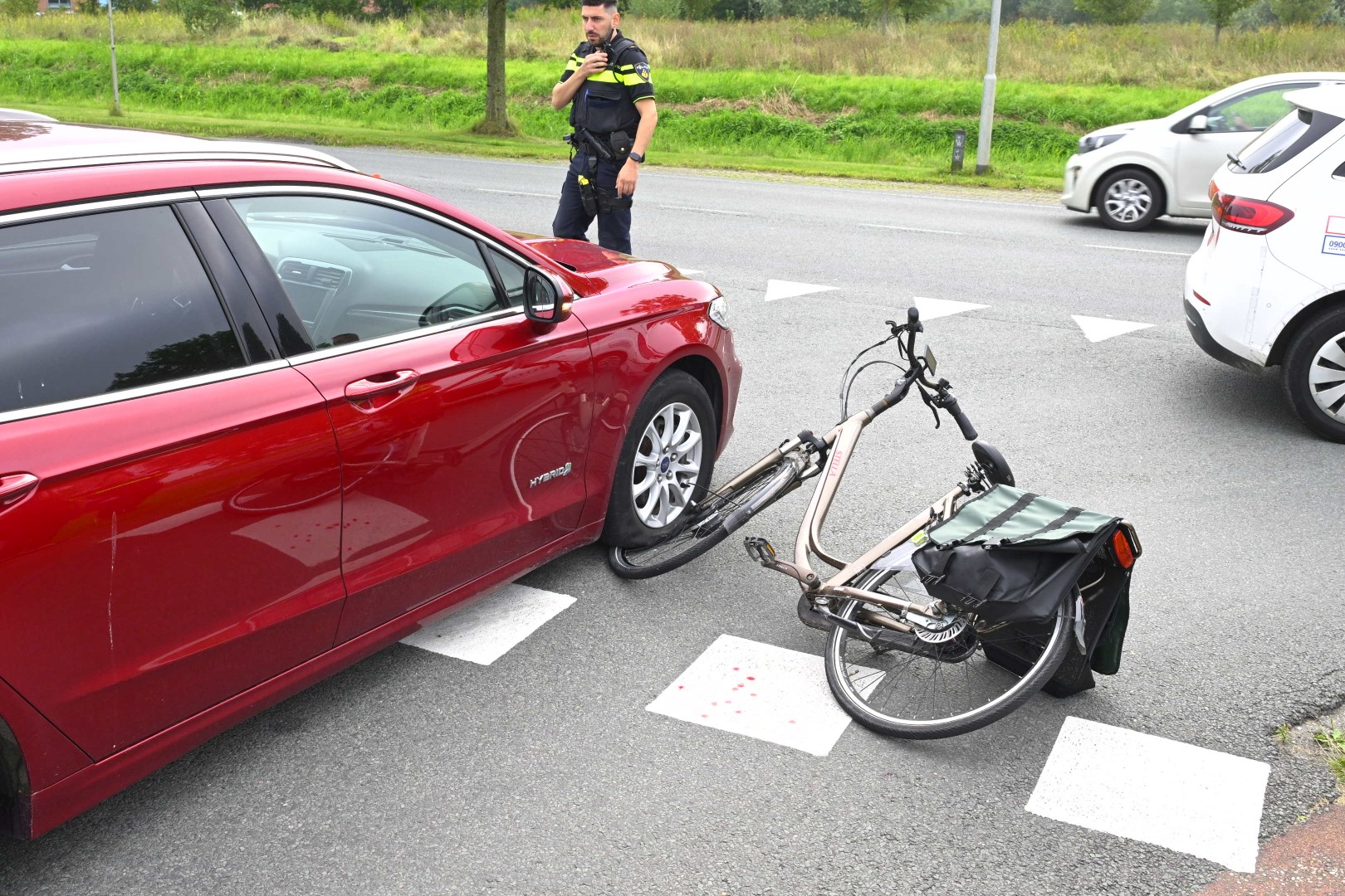 Fiets belandt onder auto bij aanrijding