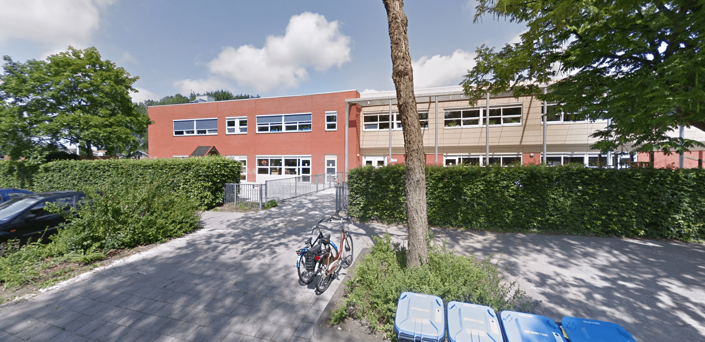 Basisschool ontruimd door brandweer; kinderen op straat