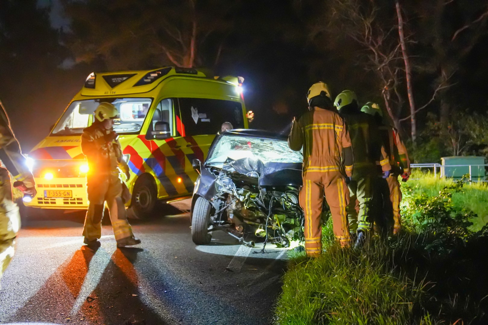 Auto botst frontaal op boom, bestuurder naar ziekenhuis