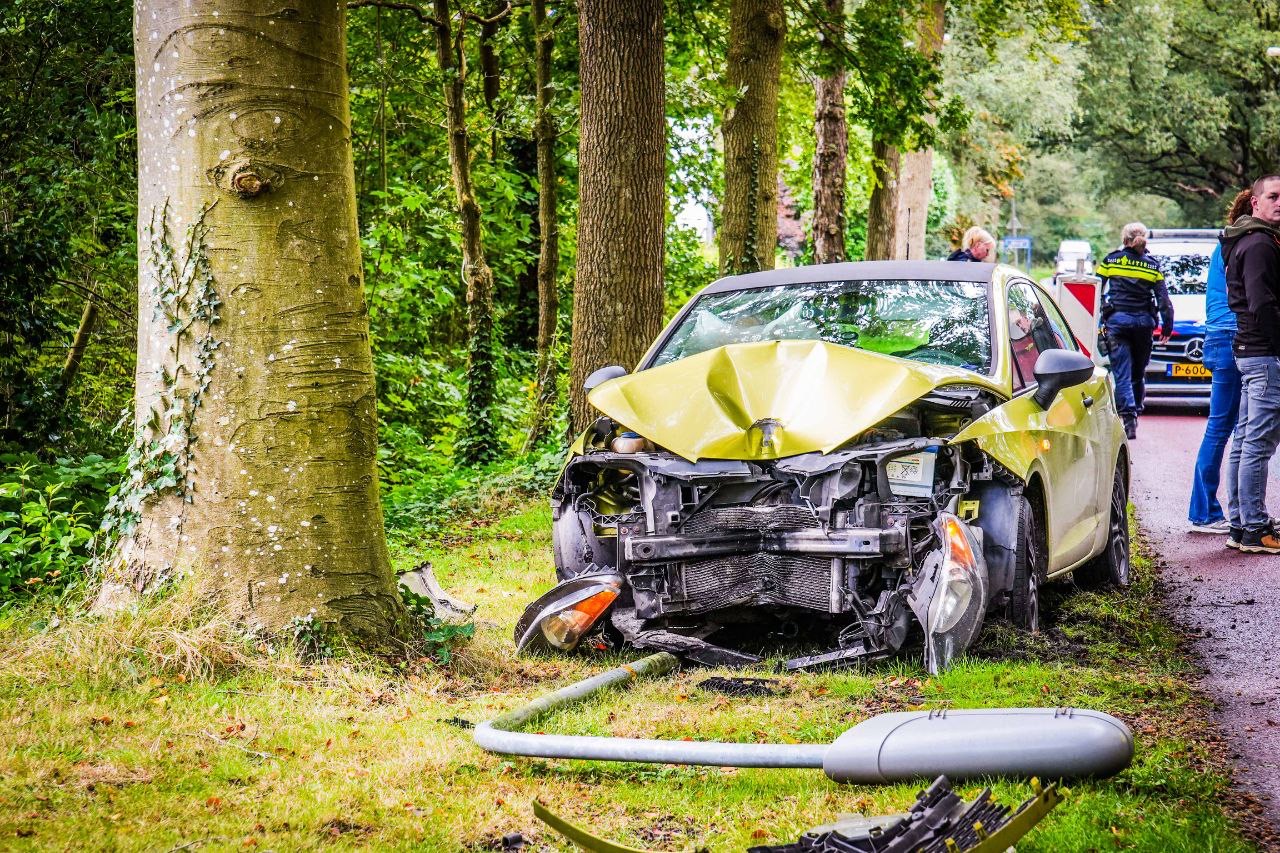 Automobilist botst tegen lantaarnpaal, vrouw gewond