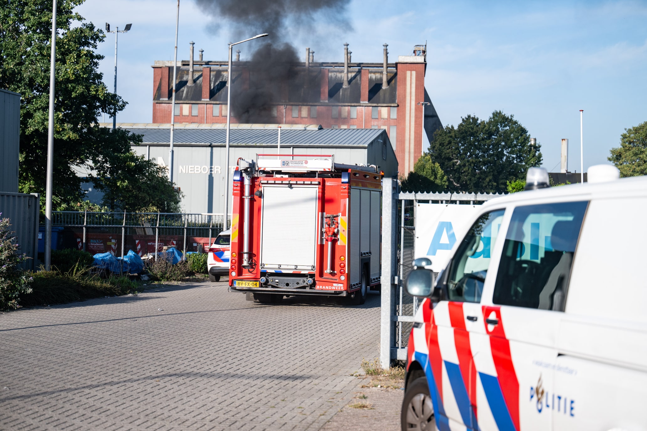 Zwarte rookpluimen door brand in een landbouwmachine