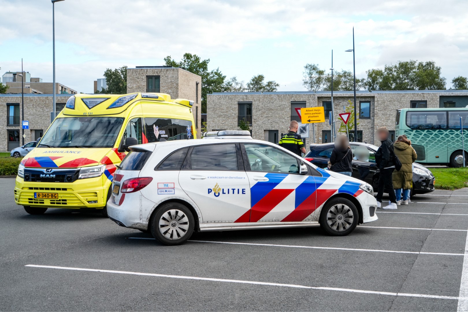 Scholier op fiets in botsing met auto op kruising