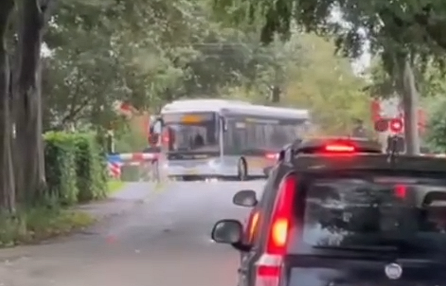 VIDEO: Chauffeur rijdt met lijnbus over gesloten spoorwegovergang