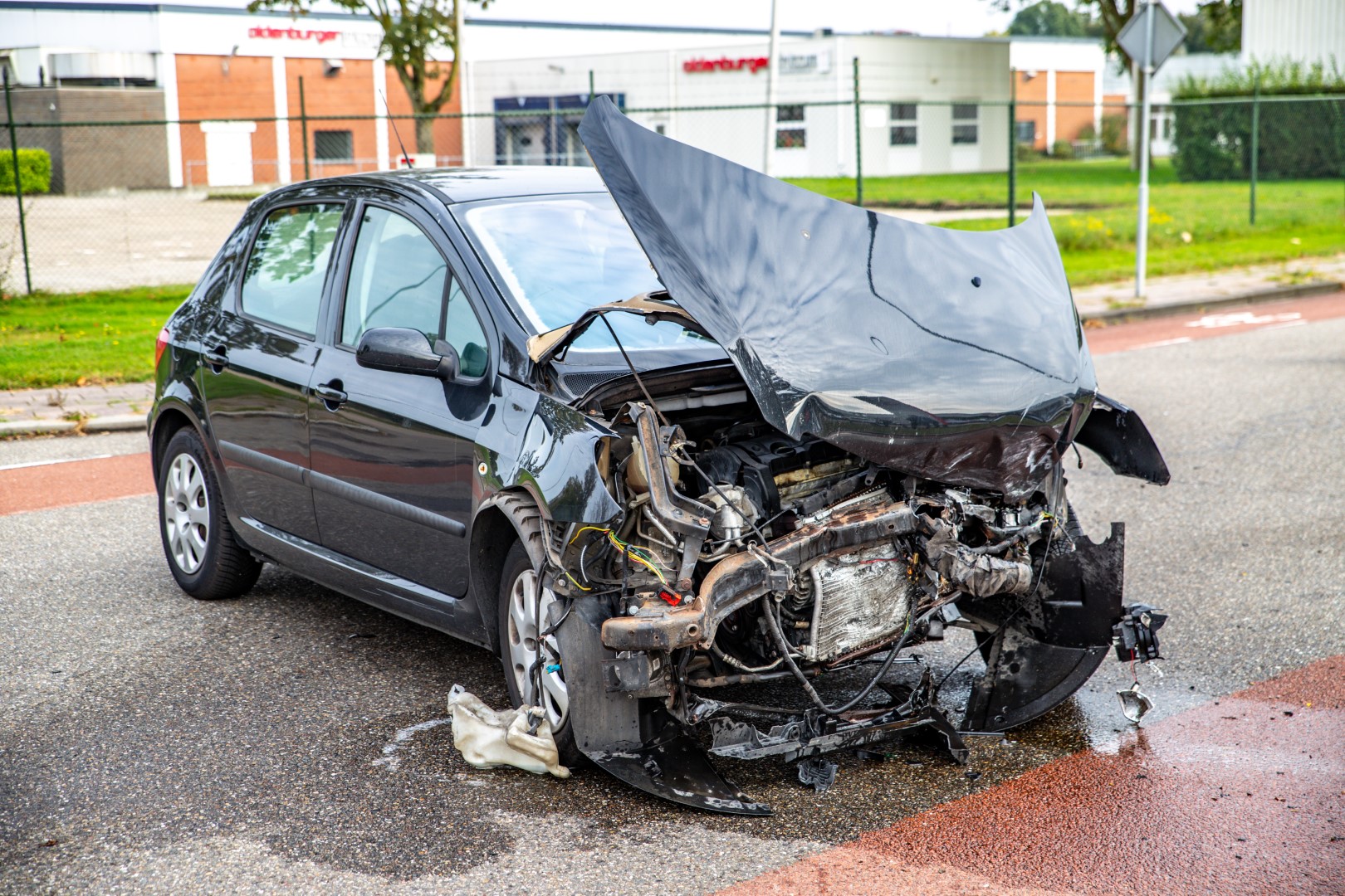 Flinke botsing tussen twee auto’s op kruising