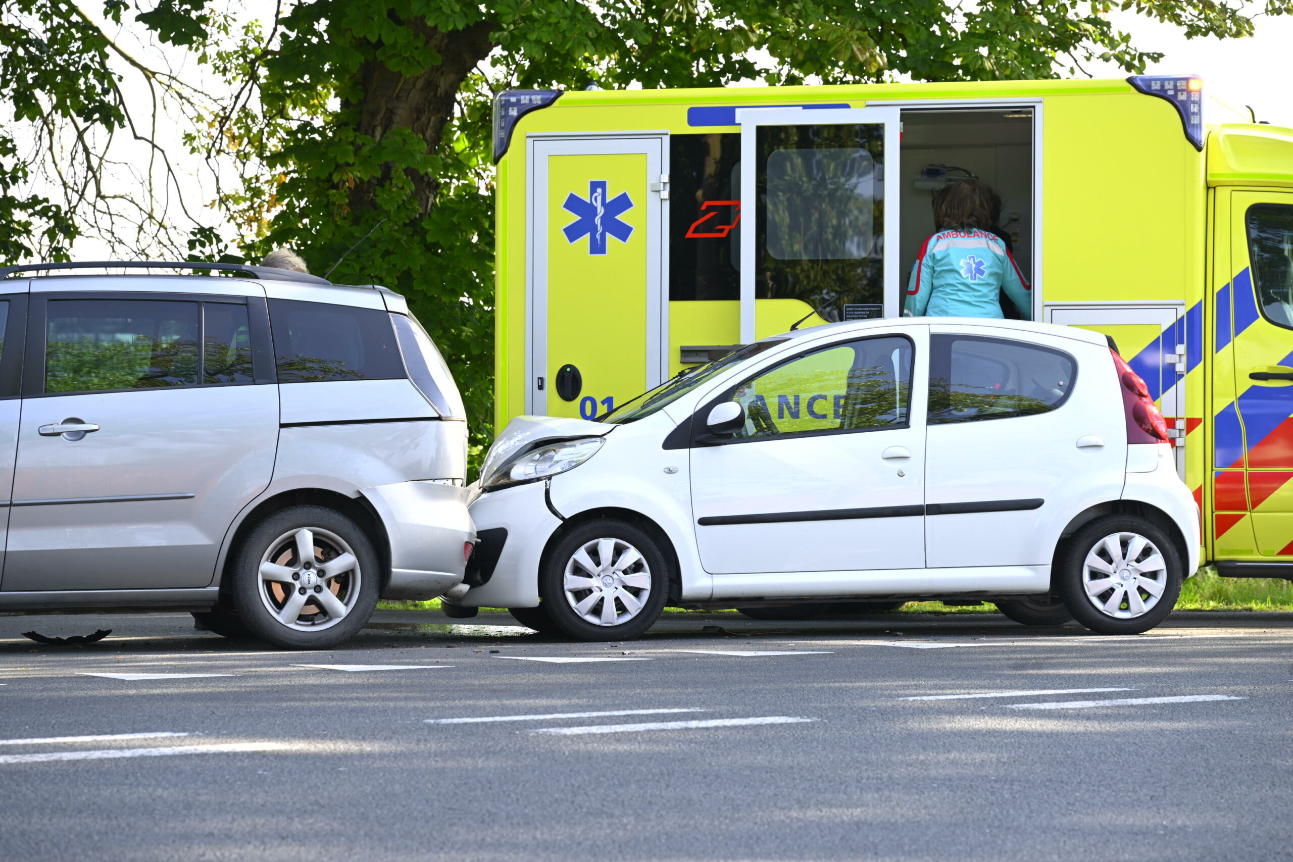 Kop-staart botsing op provincialeweg