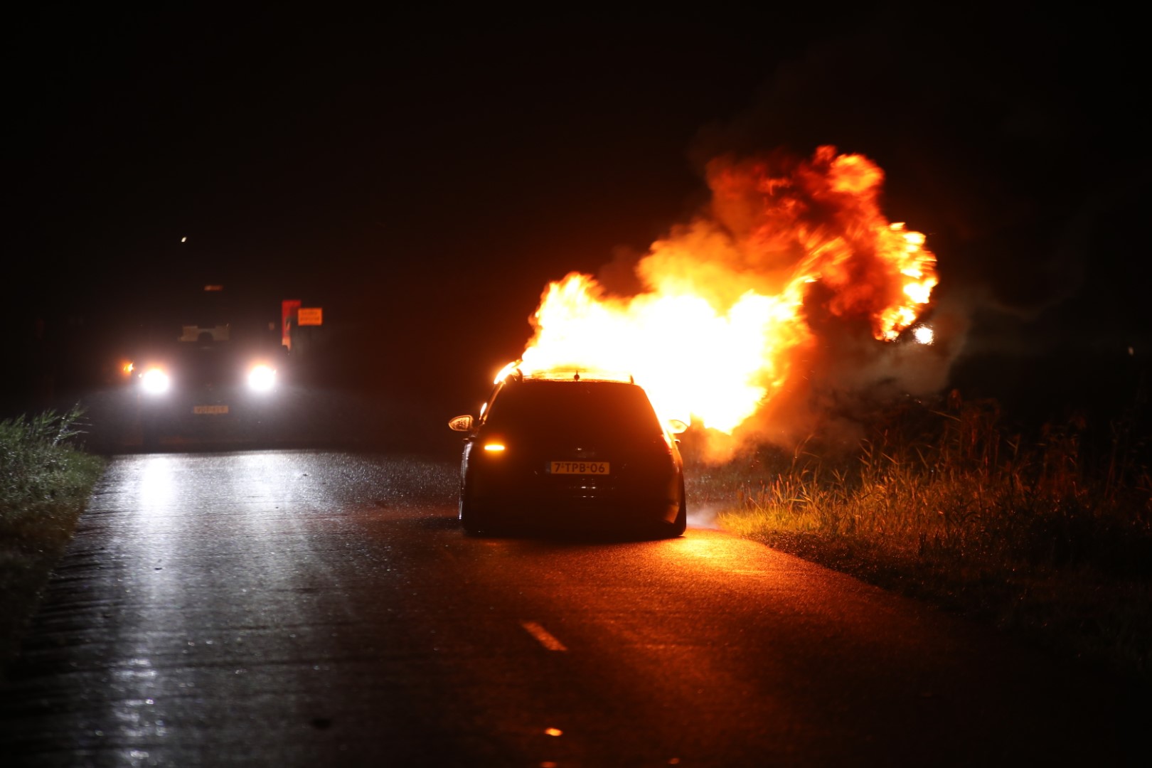 Auto vliegt tijdens rijden in brand