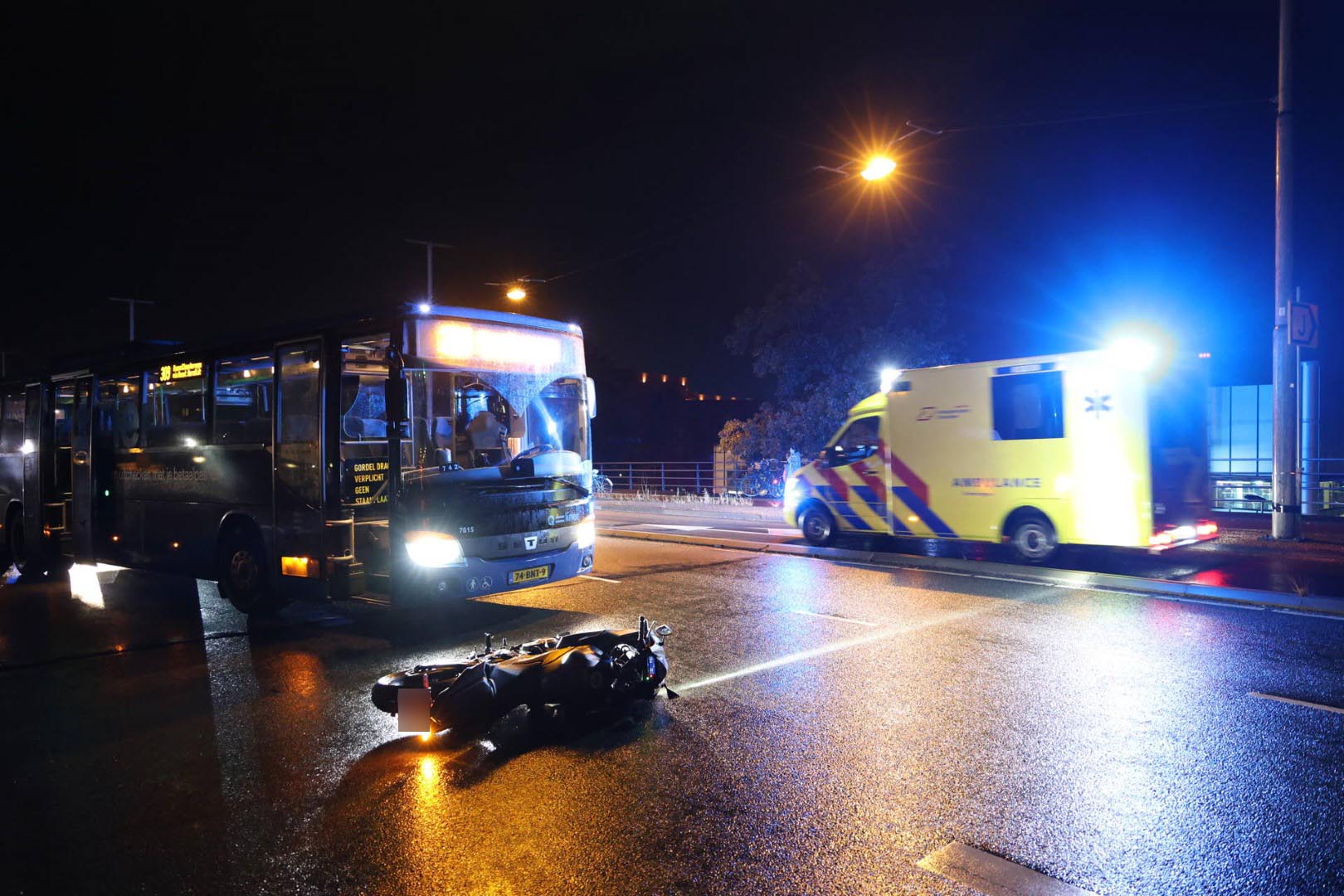 Zwaargewonde motorrijder aangetroffen, buschauffeur slaat alarm