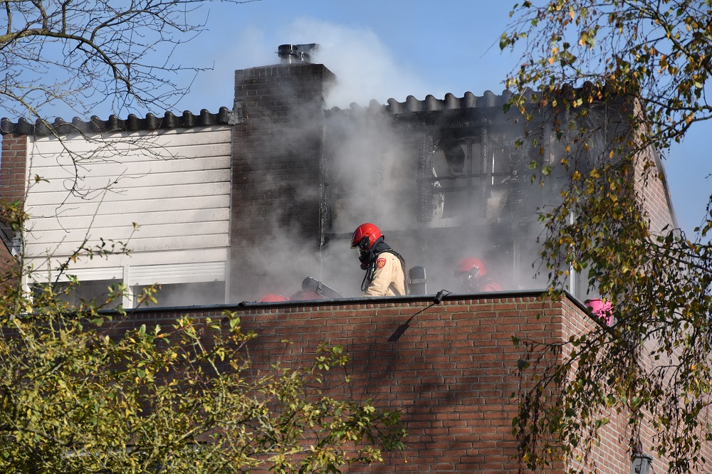 Uitslaande woningbrand veroorzaakt veel schade