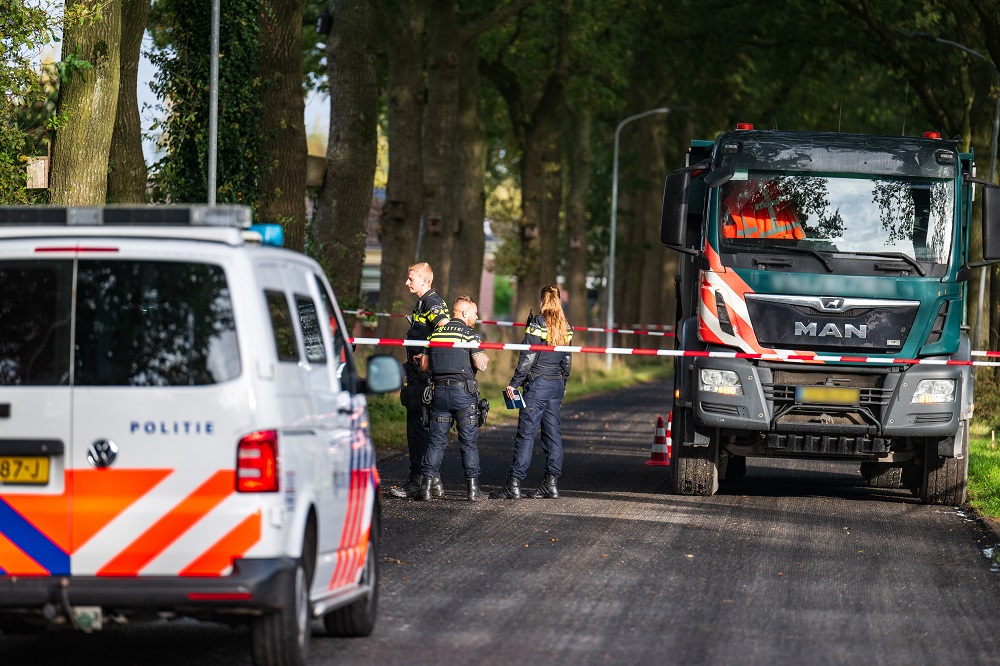 VIDEO: Man (50) overleden door aanrijding met vrachtwagen