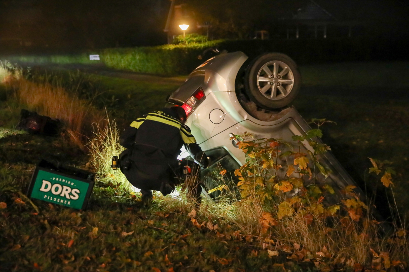 Automobilist belandt op de kop in sloot bij ongeval