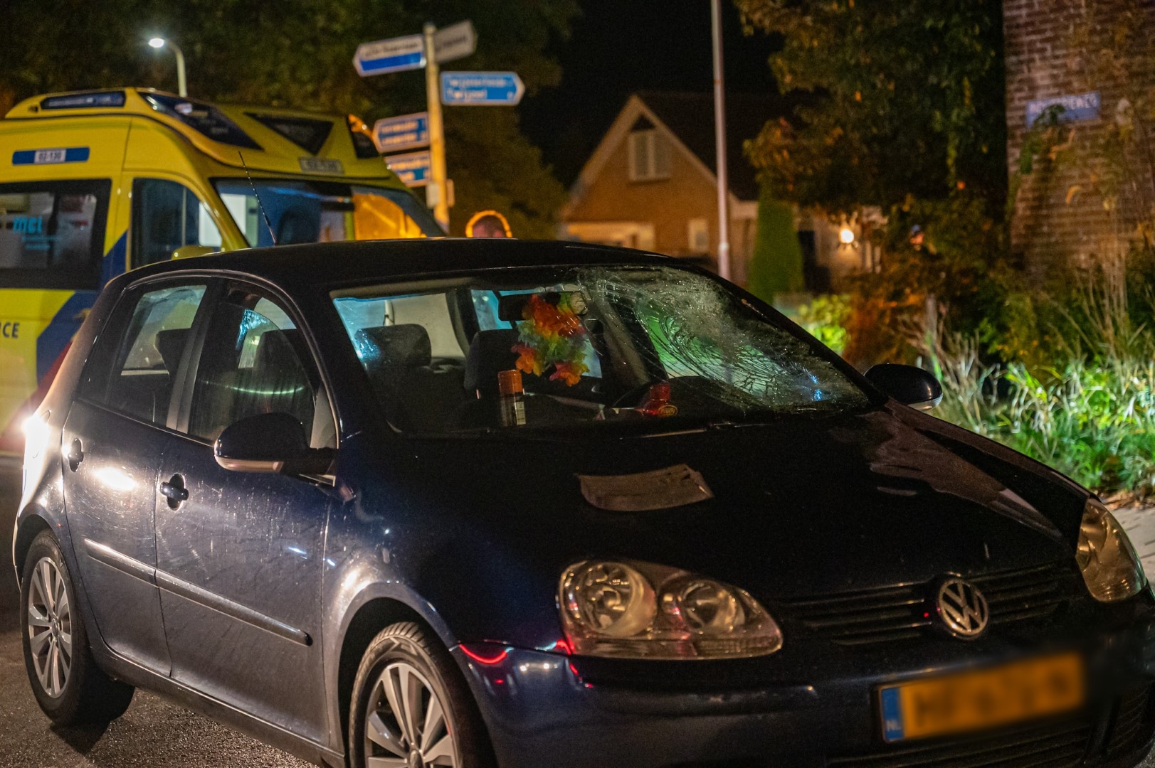 Vrouw met spoed afgevoerd na aanrijding met auto