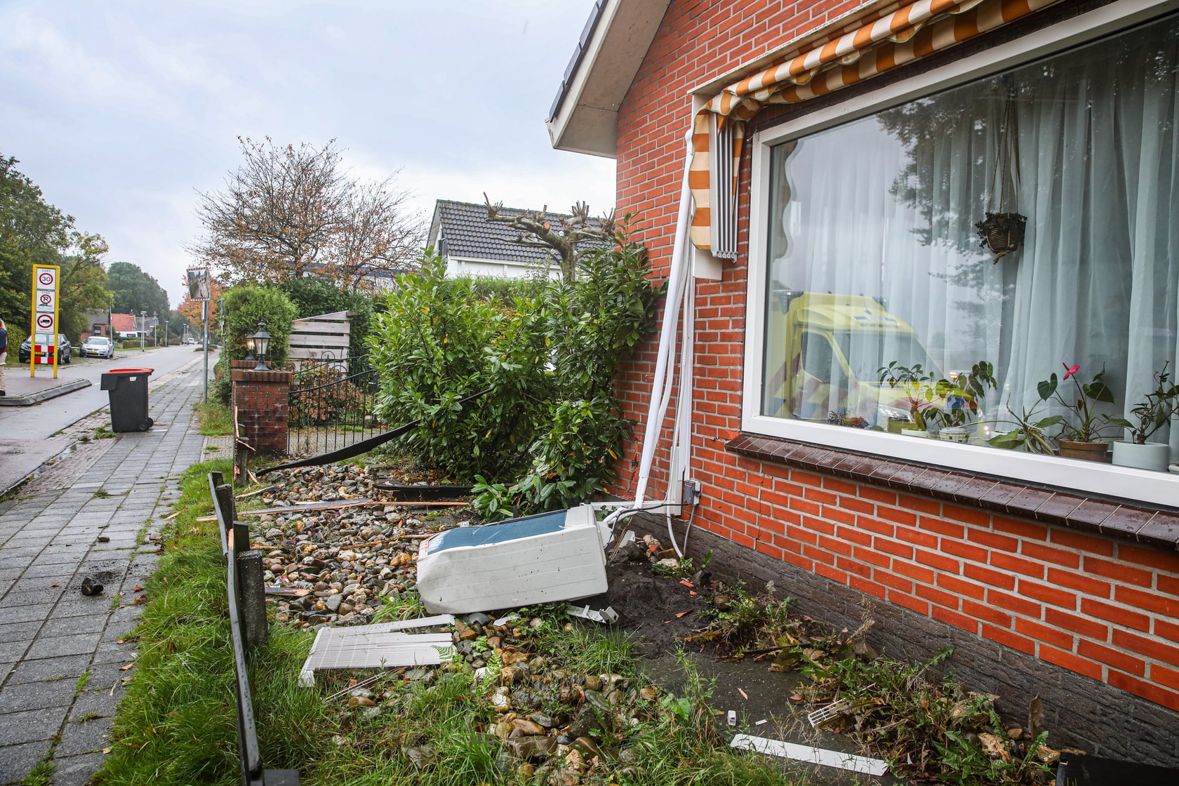 VIDEO: Auto vliegt uit bocht en ramt woning