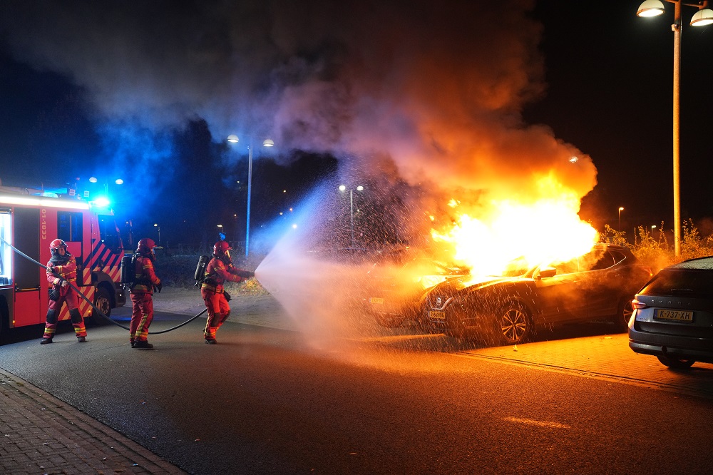 Auto door brand verwoest op parkeerplaats Van der Valk