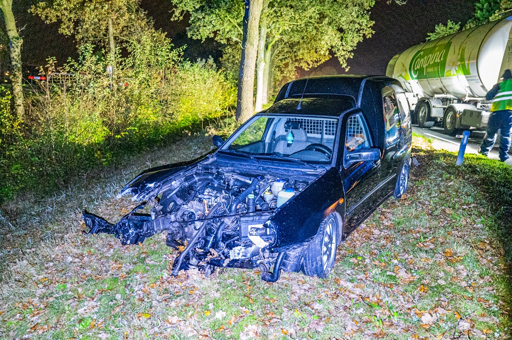 Auto zwaar beschadigd na botsing tegen brugleuning, bestuurder gevlucht