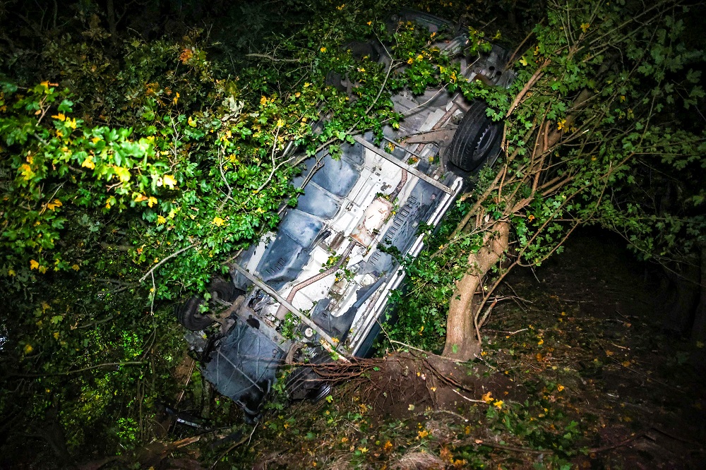 Auto raakt van de weg en belandt in bosschages, drie gewonden