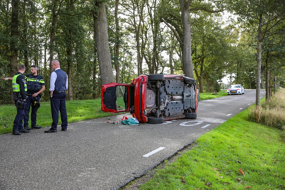 Auto belandt op z’n kant, bestuurder gewond naar ziekenhuis