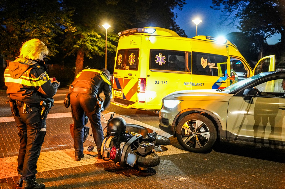 Scooterrijder gewond naar ziekenhuis na botsing met auto