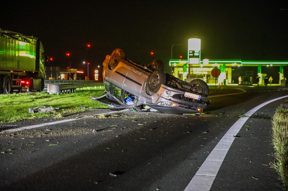 Auto slaat over de kop op afrit van tankstation