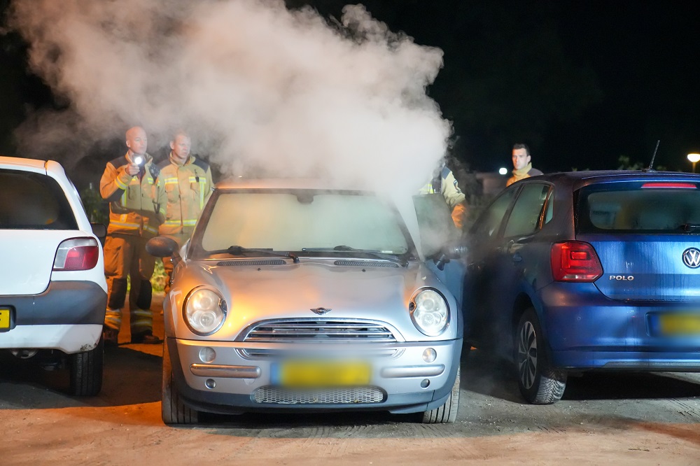 Auto vliegt in brand, jerrycan en vuurwerk in kofferbak