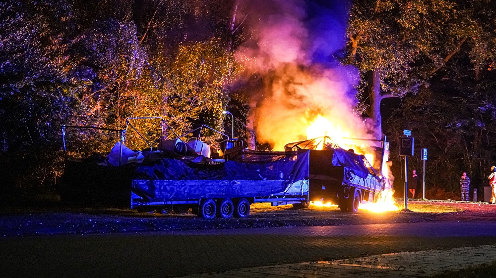 Vrachtwagen door brand verwoest, oorzaak onbekend