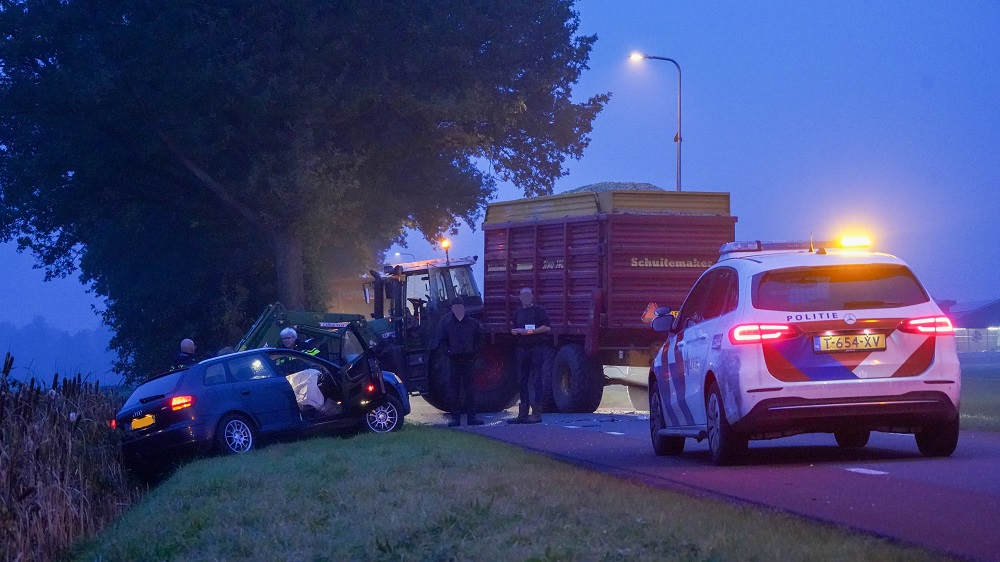 Automobilist gewond na botsing met tractor