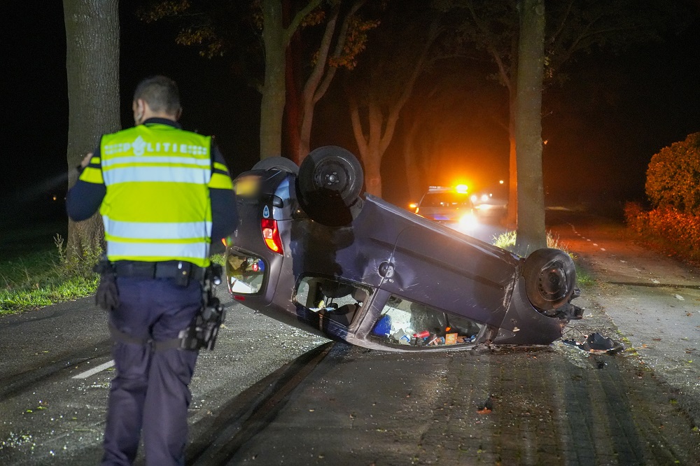 Auto over de kop bij eenzijdig ongeval