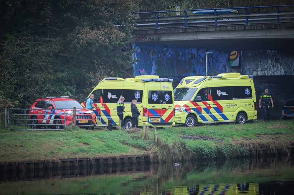 Auto te water, zeker één persoon gewond