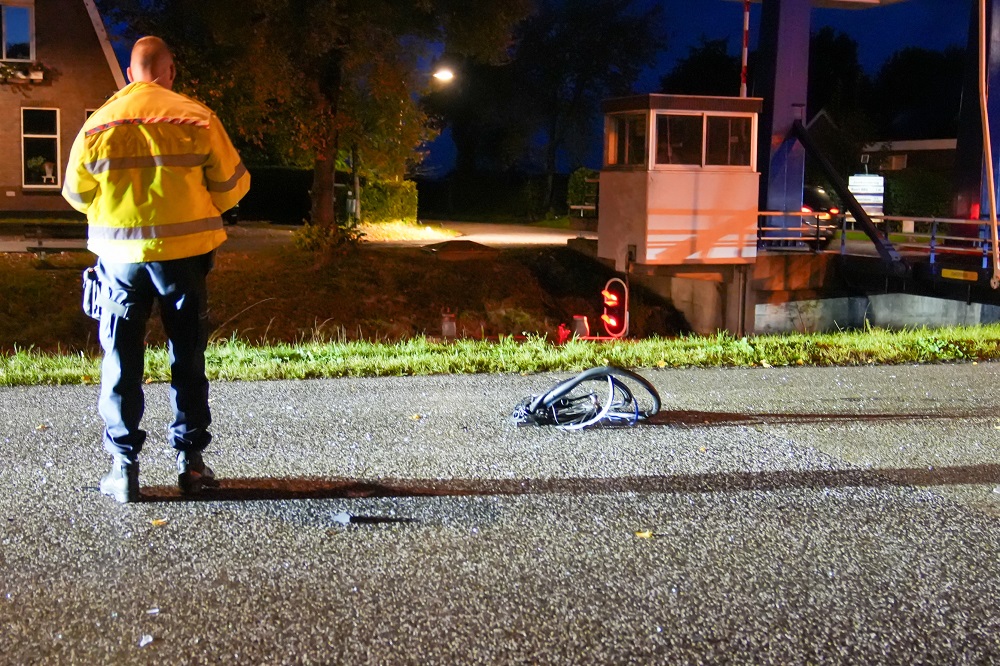 Fiets breekt door midden na ongeval, fietser gewond naar ziekenhuis