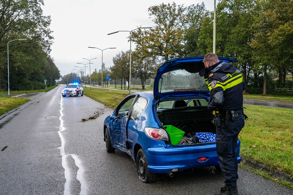 Auto ramt lantaarnpaal, inzittenden vluchten met lachgastanks