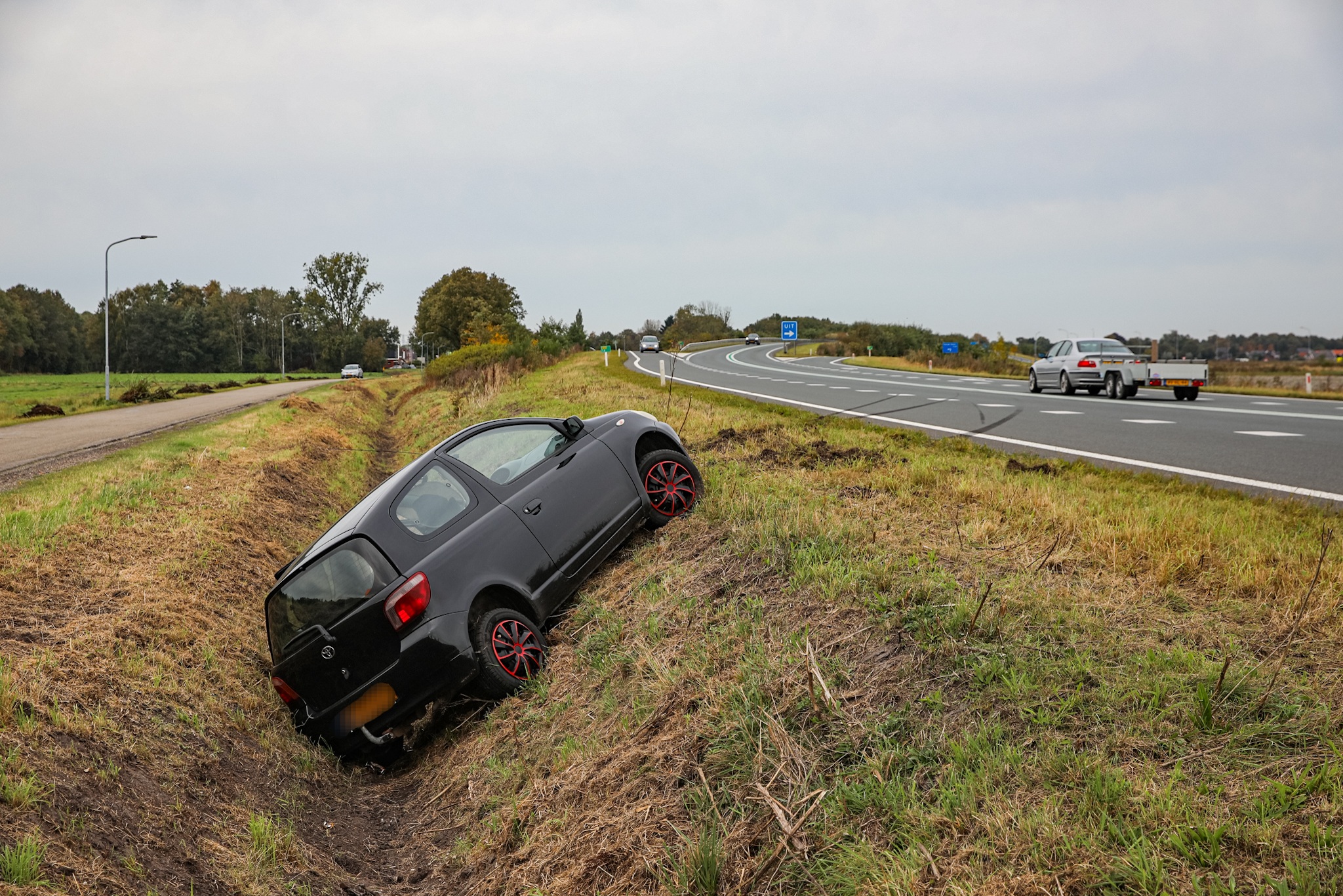 Auto raakt van weg en belandt in sloot