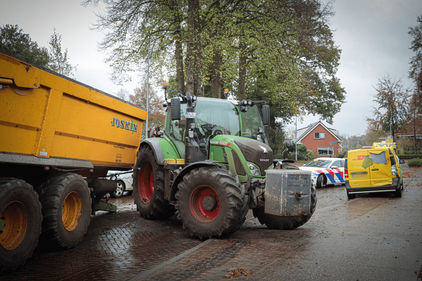 Schade na botsing tussen tractor en pakketbezorger