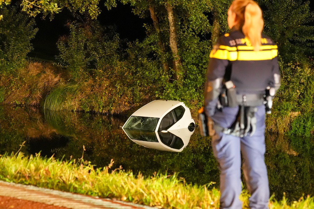 Auto te water, bestuurder gewond