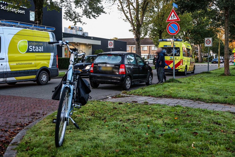 Fietser gewond naar ziekenhuis na botsing met auto