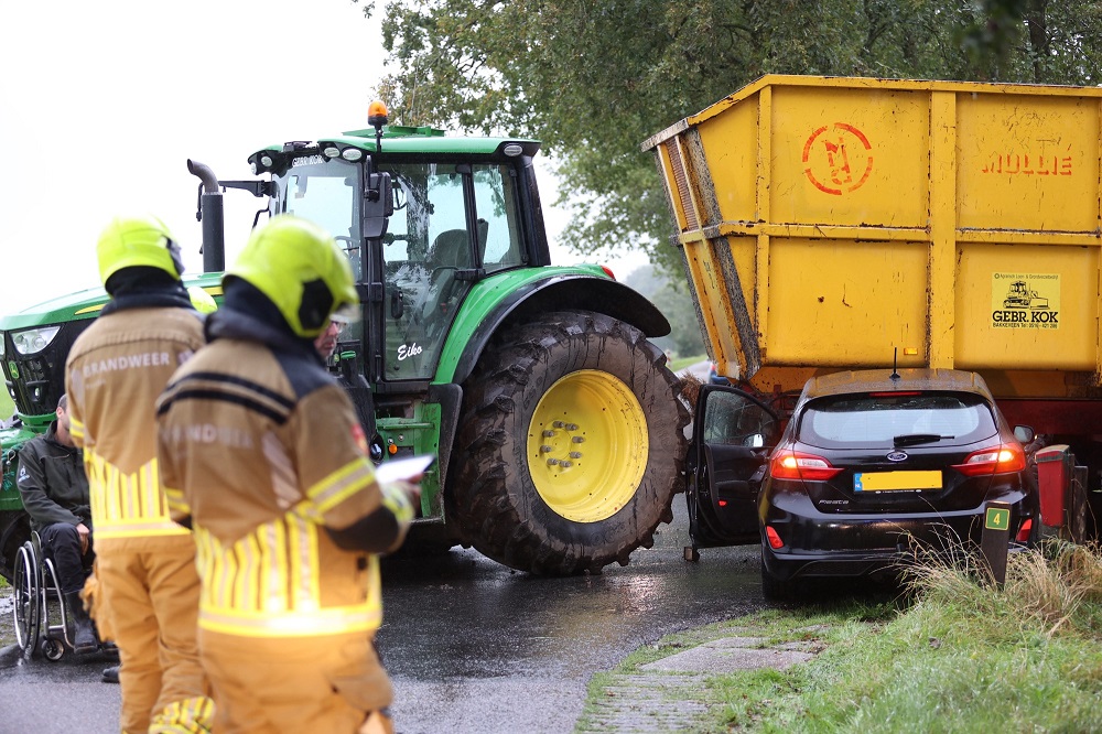 Auto belandt onder aanhanger van tractor, vrouw gewond