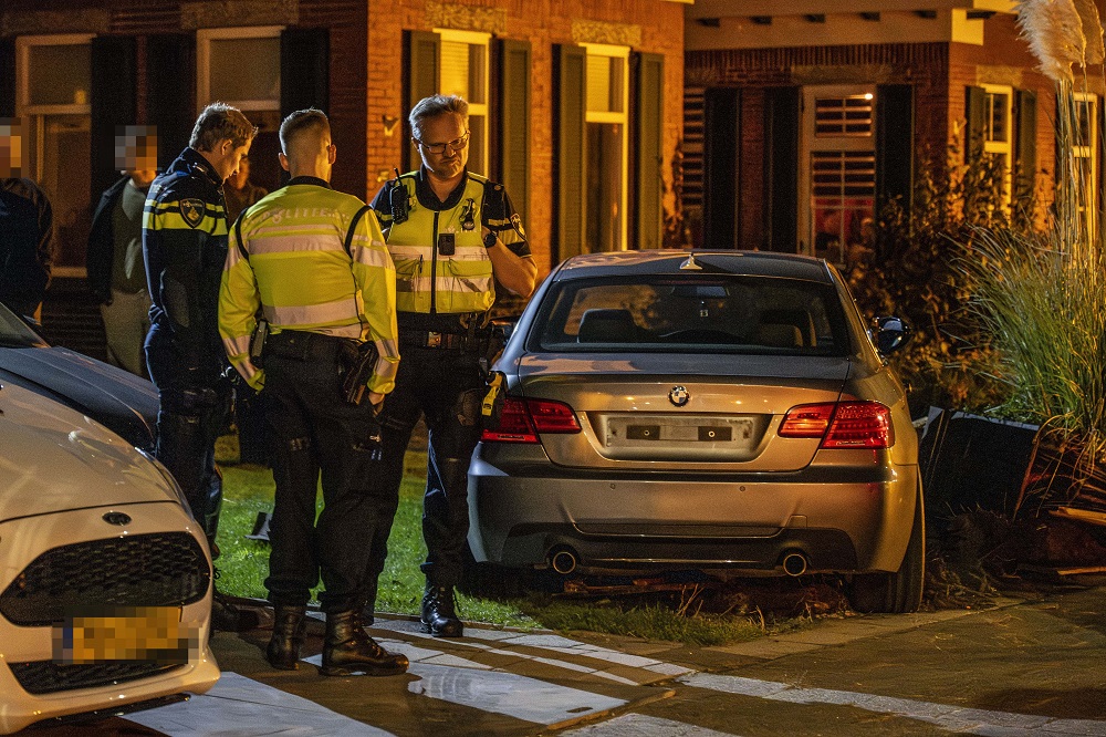 Auto belandt in voortuin na aanrijding met fietser