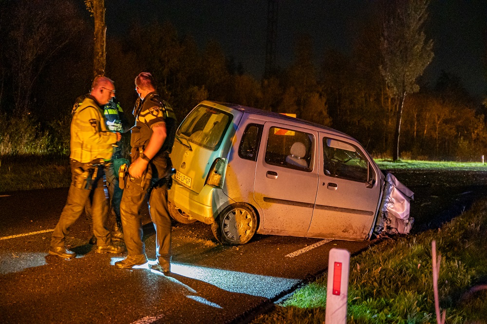 Auto crasht tegen boom, bestuurder lichtgewond