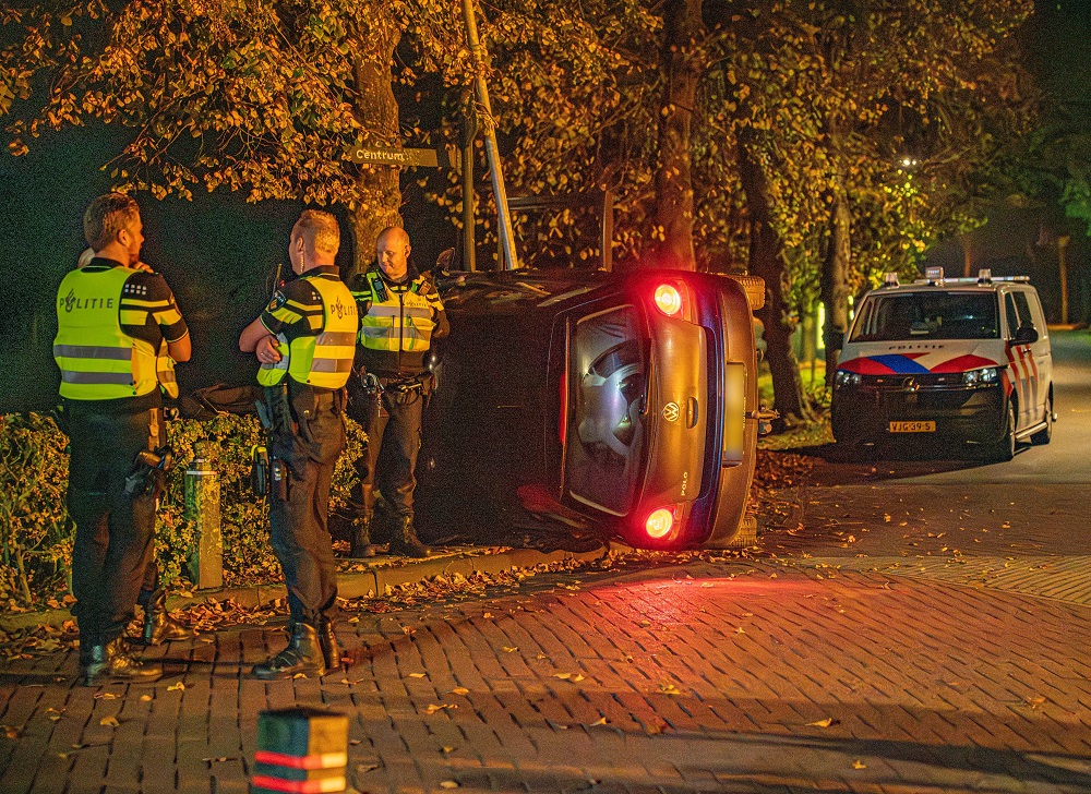 Auto op z’n kant na eenzijdig ongeval