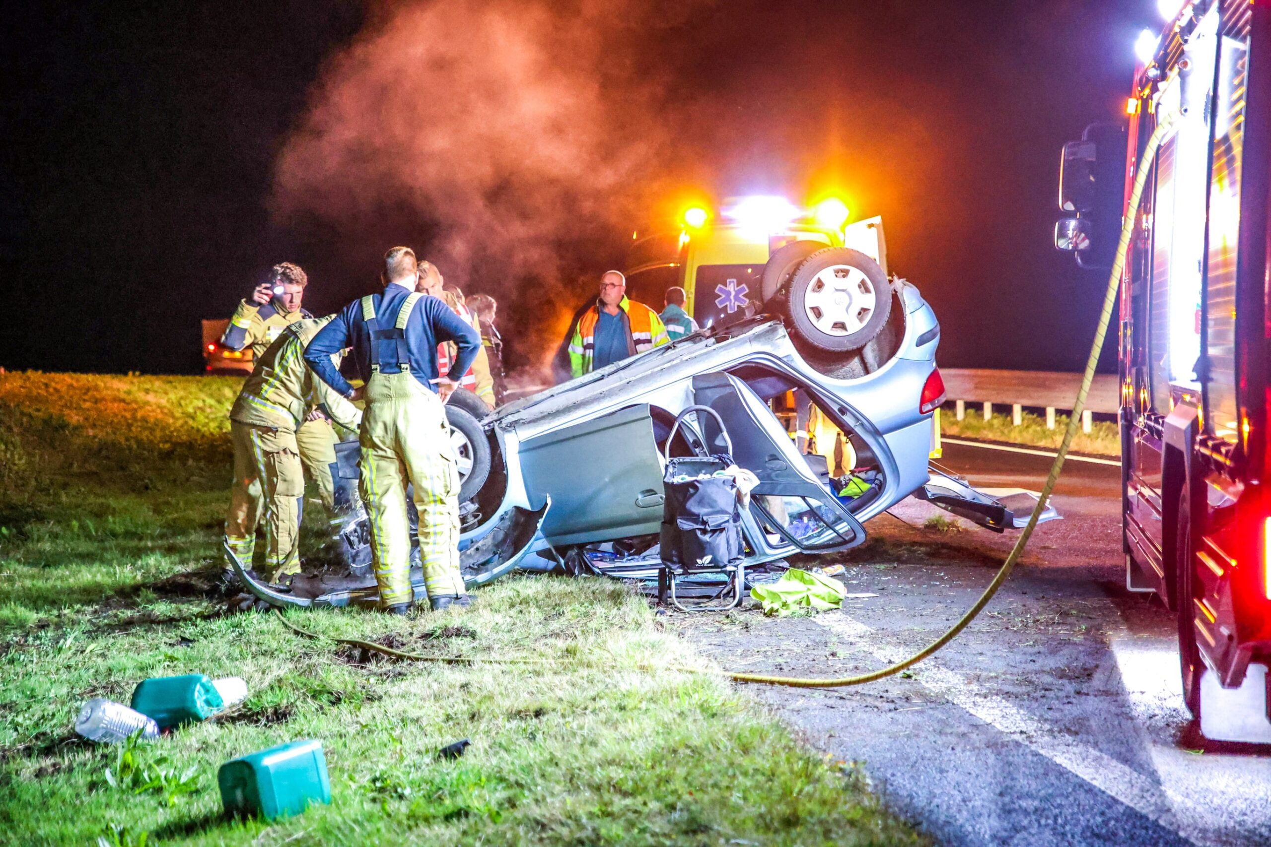 Auto crasht en belandt op de kop