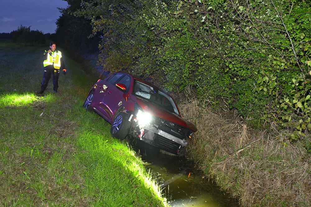 Auto belandt in sloot, bestuurder ongedeerd